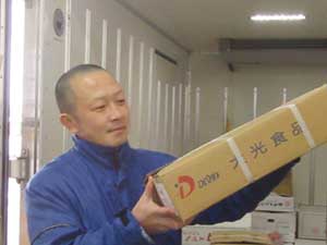 仕事中の中村 展教