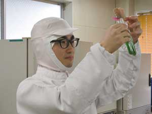 仕事中の田中 孝太朗