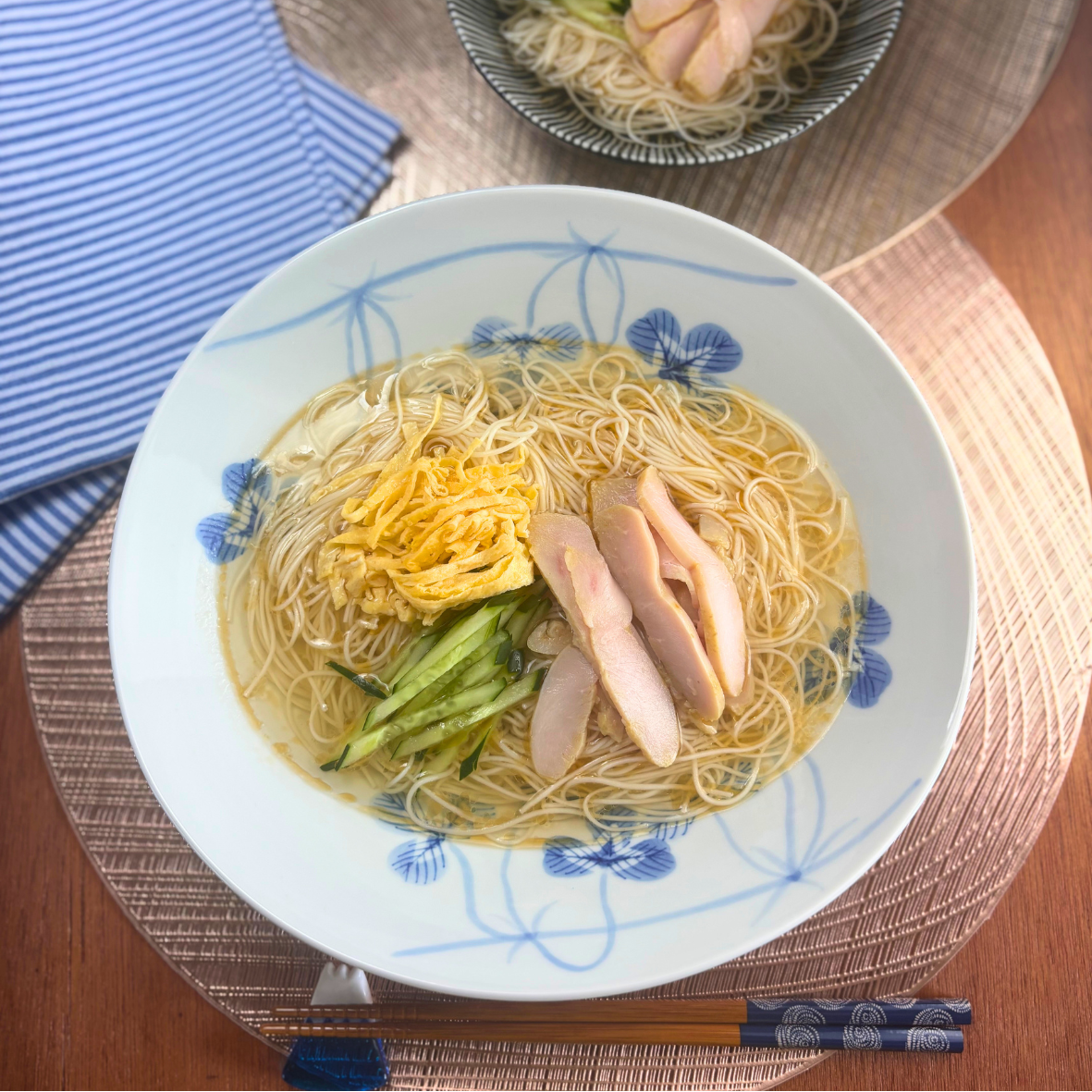 ゆずこしょうがアクセント！サラダチキン入り鶏だし冷製そうめん